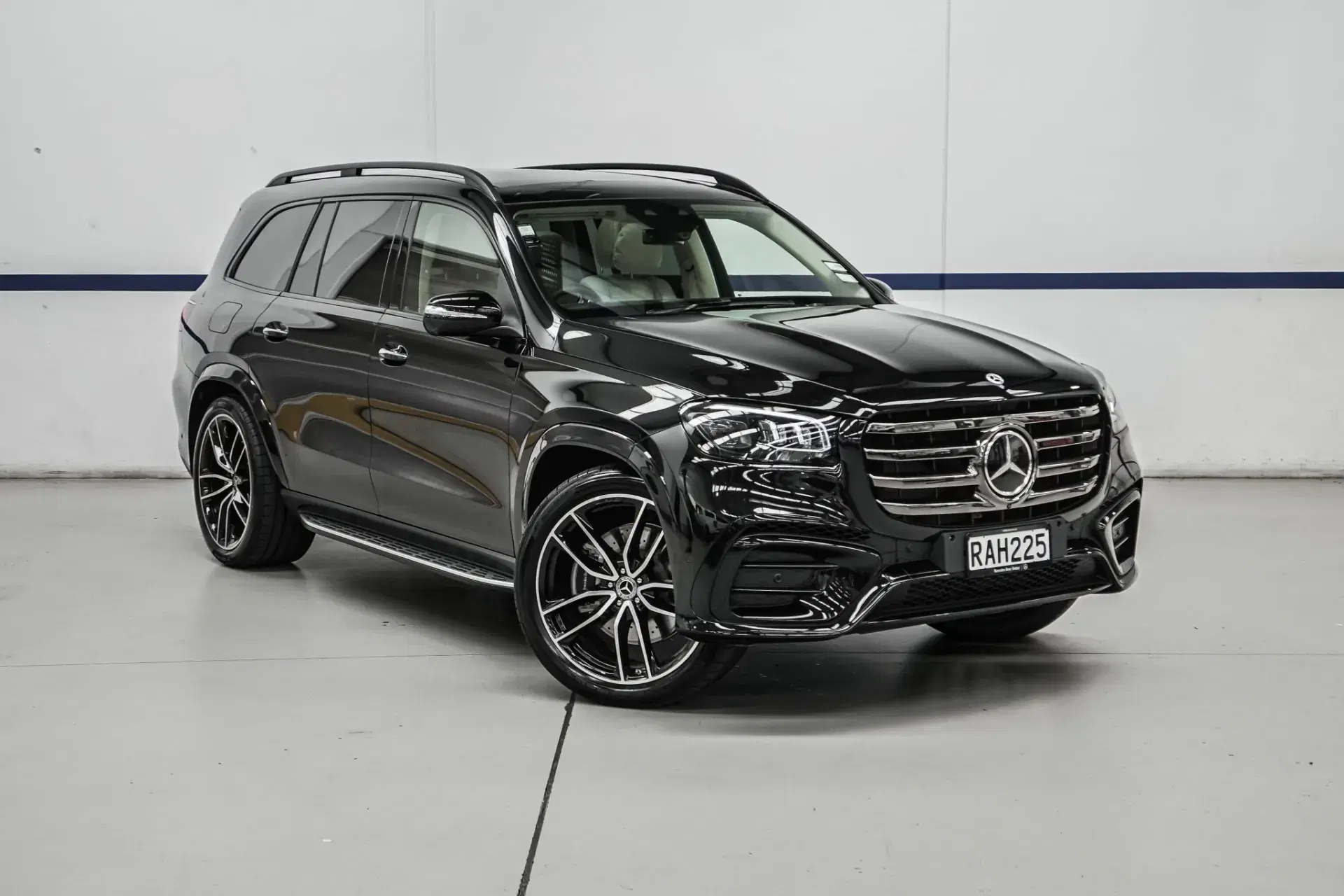 Mercedes Benz GLS450 – black, leather interior