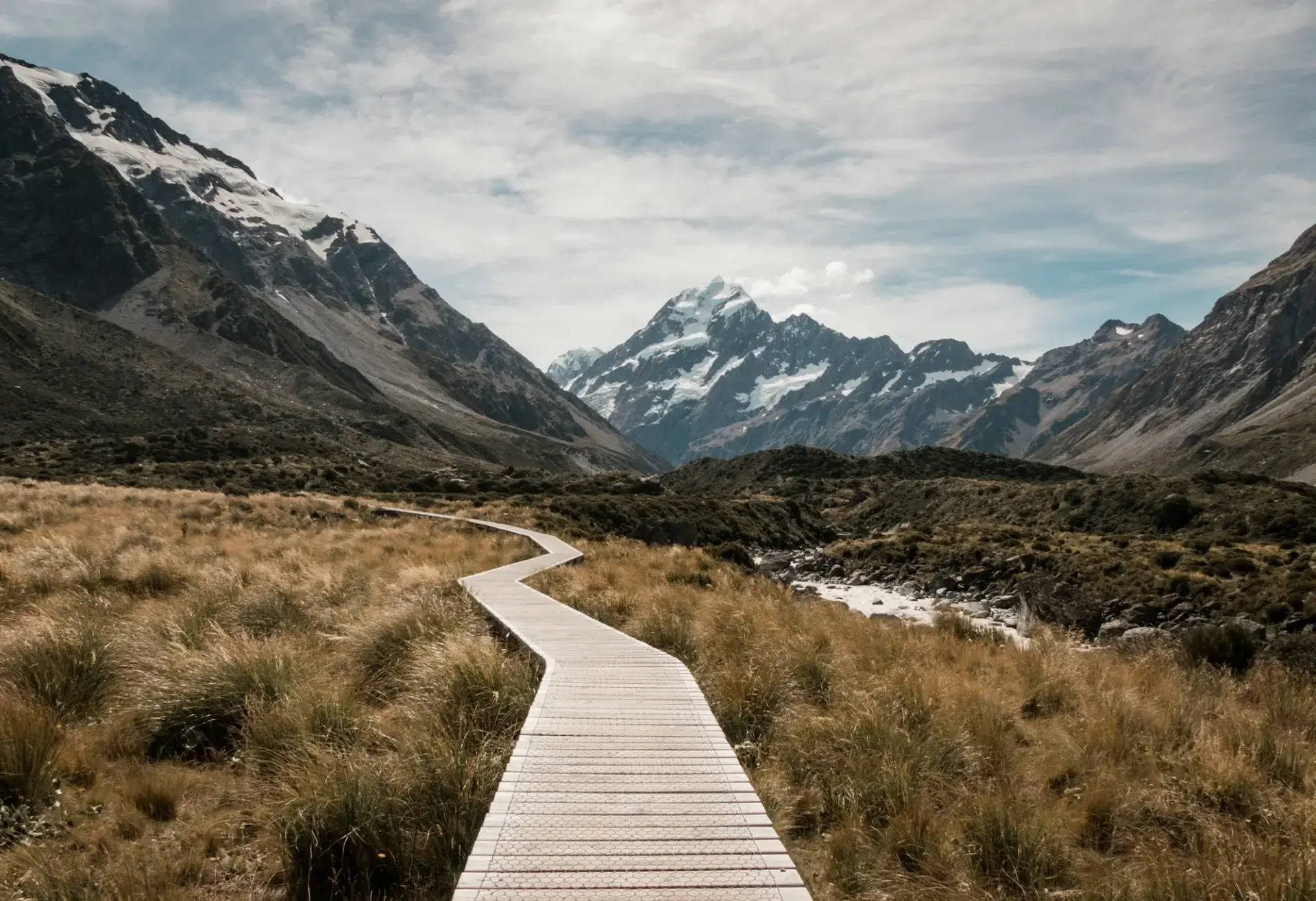 Boardwalk leading toward the glaciers of Aoraki / Mount Cook